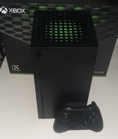 Photo de la Xbox Series X avec une manette