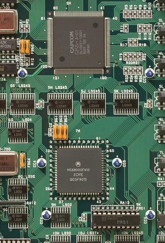 Photo du circuit intégré comprenant le processeur central du CP-System