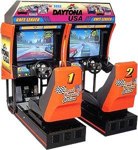 Photo de la borne model 2 de Sega avec le jeu Daytona USA