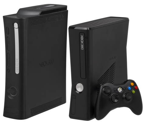 Xbox 360 &quot;Elite&quot; et &quot;Slim&quot; avec une manette.