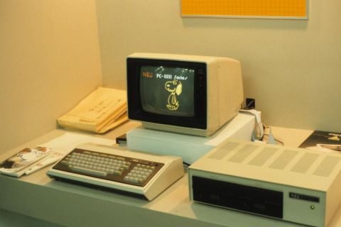 Photo du NEC PC-8000 avec lecteur de disquette et moniteur